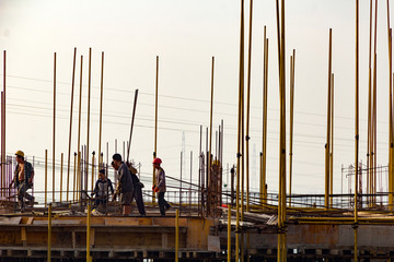 建筑工地建筑工人平视