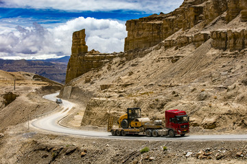 札达土林的公路风光