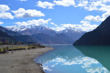 雪山湖泊