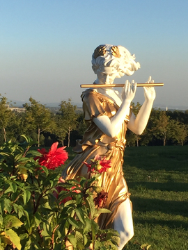 雕塑 吹笛子的少女