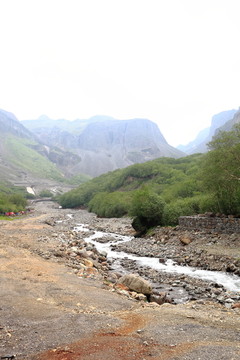 高山河流