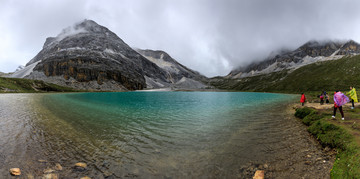 稻城亚丁高山湖泊牛奶海全景