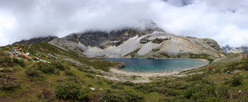 稻城亚丁高山湖泊五色海全景