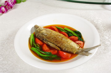 鲜茄煮酿鲮鱼
