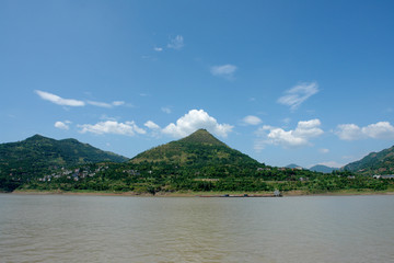 三峡水库晴朗多云蓝色的天空