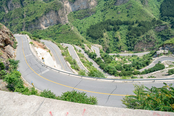 俯瞰郊区盘山公路