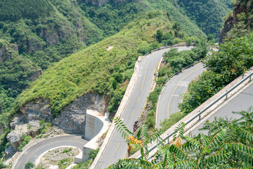 俯瞰郊区盘山公路