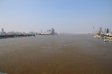 长江大桥上的江景欣赏