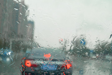 下雨天行车时的车窗玻璃