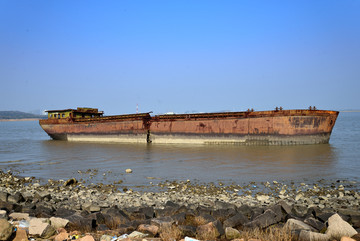 岸边搁浅的旧货船