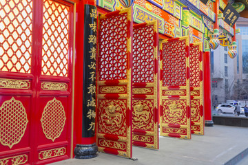 中式传统建筑雕花红门