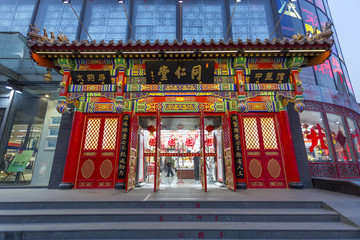 中式雕花红大门