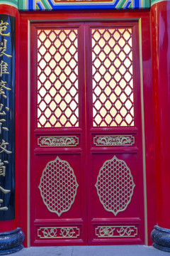 中式红色雕花大门