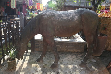 棕色的马雕塑