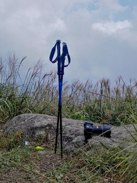 竖立的登山杖