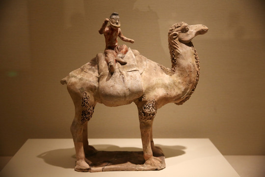 彩绘骑骆驼俑