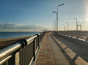 清晨海边的沿海大桥路面