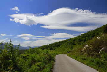 蓝天白云乡村道路