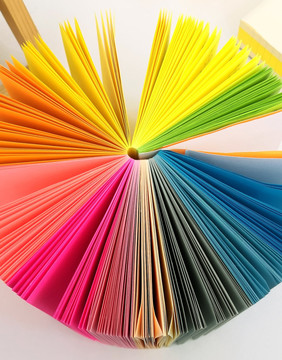 彩虹色纸张的笔记本