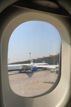 飞机舷窗外的北京T3停机坪