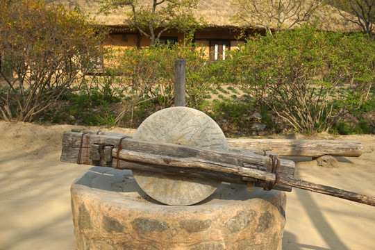 韩国传统农具石碾子