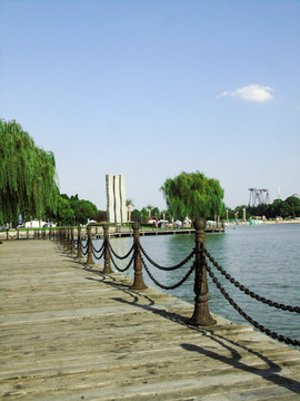 海边浮桥木桥围栏摄影