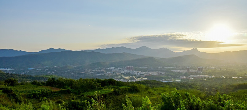 薄雾中的山区原野景观