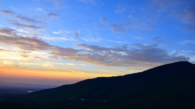 彩霞和大山剪影