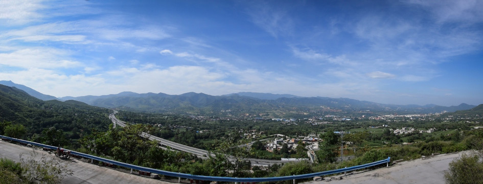 山腰的道路和山脚的村庄