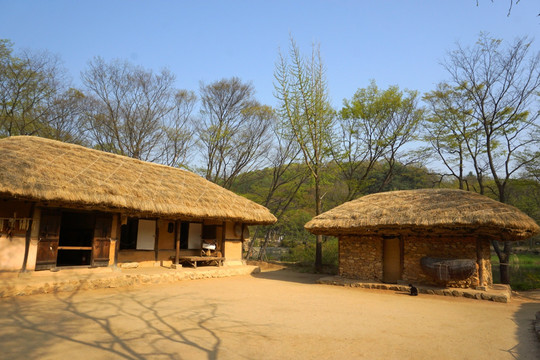 韩国乡村农家庭院小屋