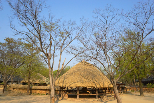 传统磨坊草房和石碾