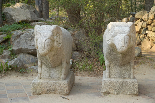韩国传统石羊雕塑