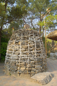 韩国民俗村内三门处的祭祀堆