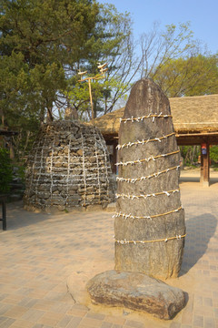 韩国民俗村内三门处的祭祀堆