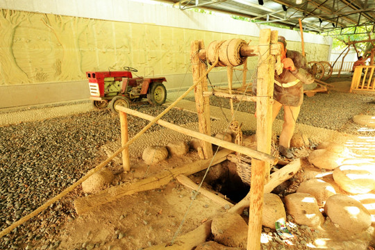 新疆吐鲁番坎儿井的挖掘