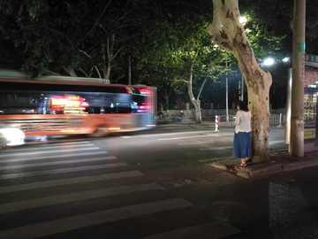 郑州的夜晚路口