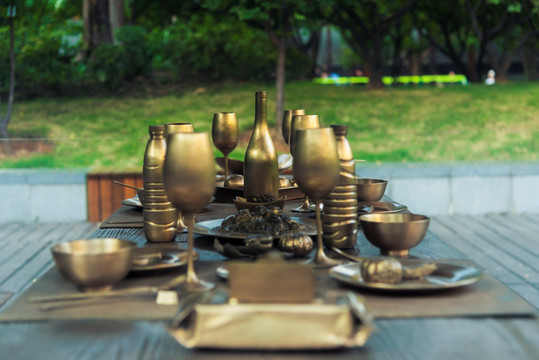金色餐桌