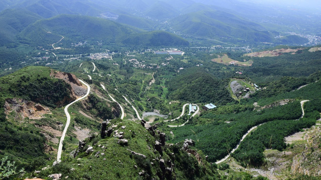 山腰上盘曲的道路