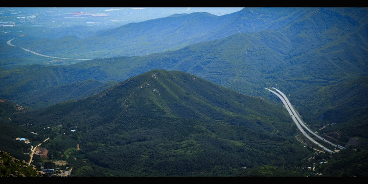 山间穿梭的高速路