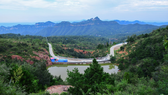 山腰间的小水库和公路