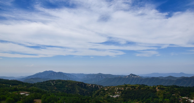 群山上空的云团