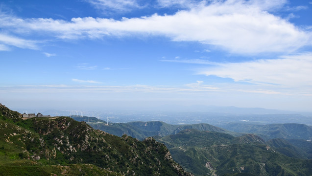 绿色山岭上空的云团