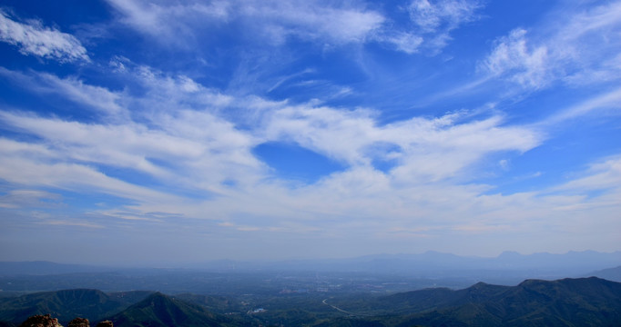 晴空中的白色云朵