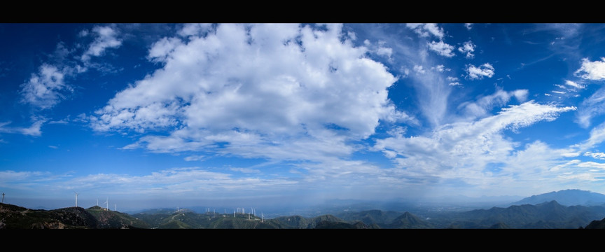 天空中的白色云团