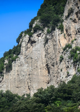 高山上的悬崖峭壁图片