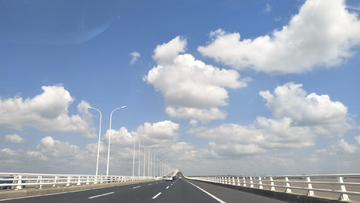 蓝天白云跨海大桥