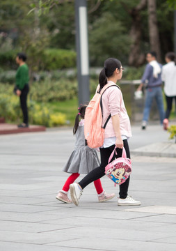 母女 送孩子上学