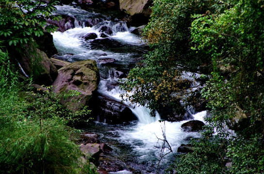 山涧溪流