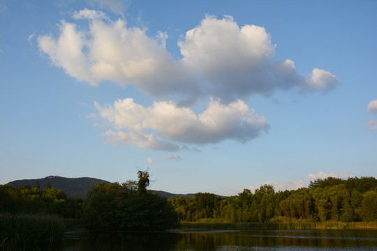 蓝天白云湖景