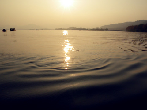 湖水夕阳碧波美